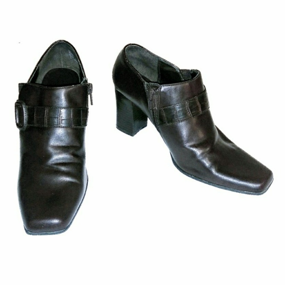 G.H. Bass: Bass-Cher Dark Brown Ankle Booties Sz 7